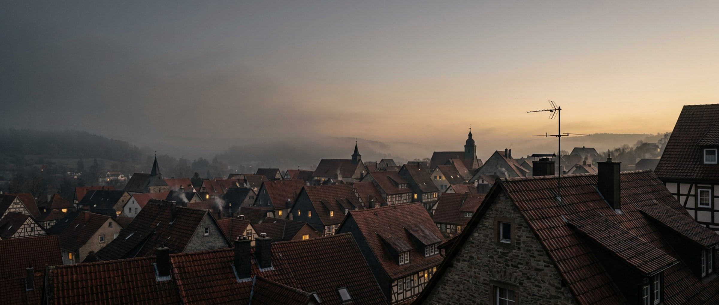 Ziegeldächer einer Kleinstadt mit einer kleinen Antennenanlage